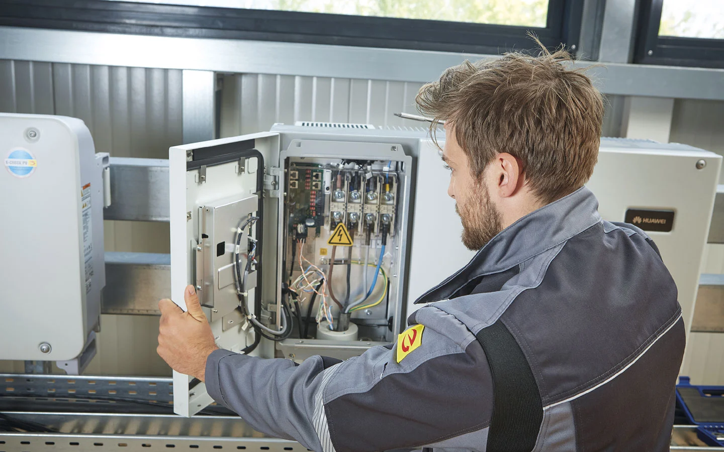 E-CHECK PV - Mitarbeiter überprüft den Wechselrichter &middot; Elektro-Adam-Mühlheim